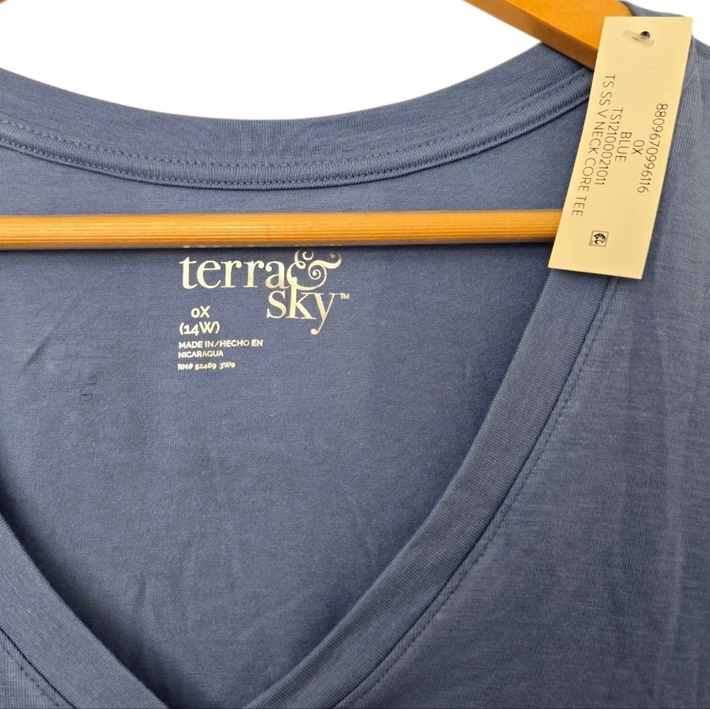 Terra & Sky Women's V-Neck Tops Size 0X/14 - Picture 3 of 6